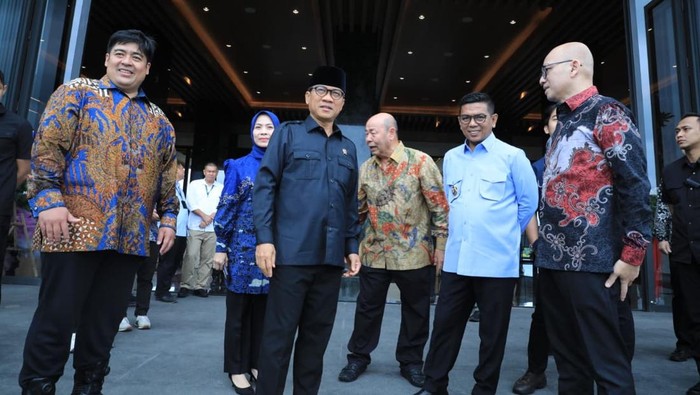 Menteri Desa dan Pembangunan Daerah Tertinggal (Mendes PDT) Yandri Susanto saat menghadiri pembukaan Movenpick Resort Carita.