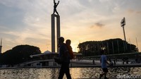 Suasana Lapangan Banteng dipadati warga pada Minggu sore. Di penghujung liburan, ruang terbuka seperti ini menjadi pengingat bahwa kebersamaan tak selalu membutuhkan tujuan jauh kadang cukup hadir, berjalan, dan menikmati waktu bersama.