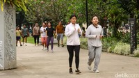 Pelari memadati jalur lintasan di Lapangan Banteng, Jakarta, Minggu (17/5/2026). Di penghujung libur panjang, banyak warga memilih menutup akhir pekan dengan berlari, seolah memberi jeda sebelum rutinitas kembali berjalan.