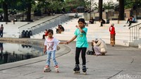 Anak-anak bermain bebas di area taman Lapangan Banteng. Penghujung libur panjang menghadirkan pemandangan langkah-langkah kecil yang berkejaran dengan waktu sebelum hari biasa kembali datang.