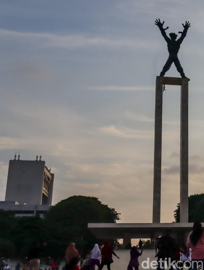 Menutup Libur dengan Langkah Kecil di Lapangan Banteng
