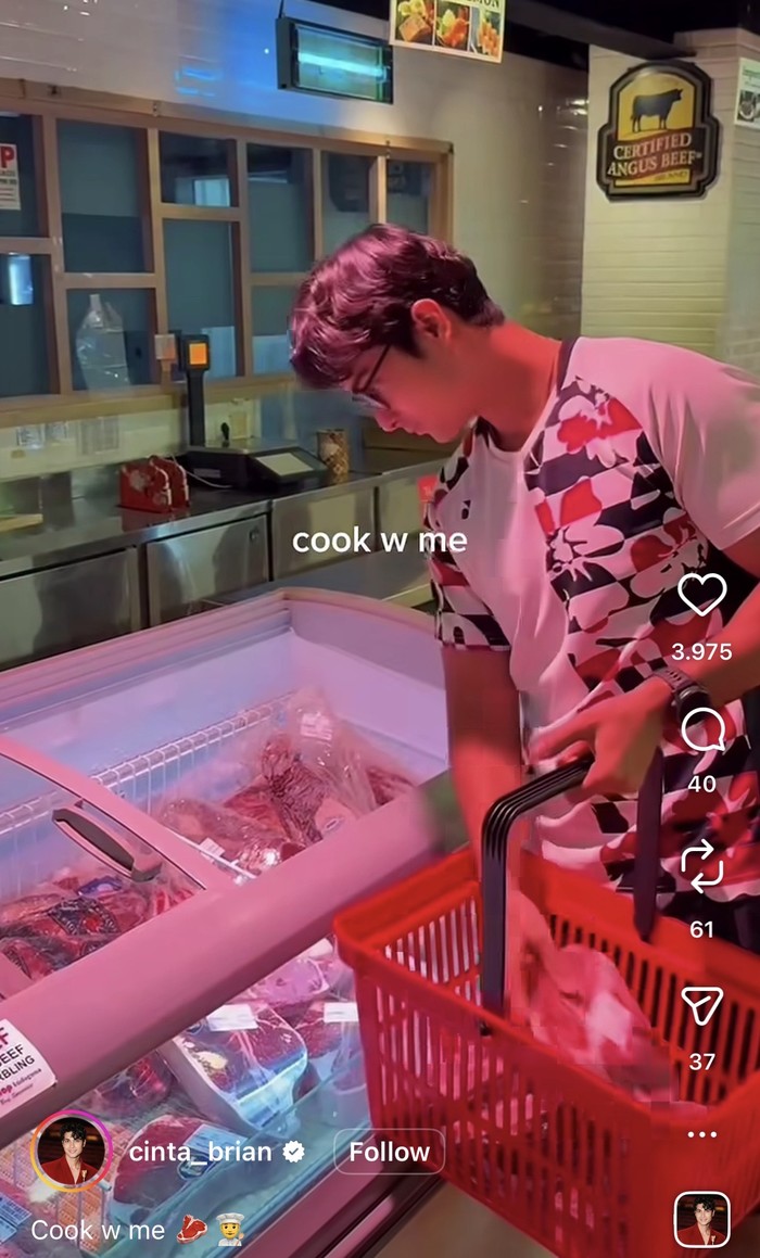 Momen Cinta Brian Asyik Masak Steak hingga Makan di Restoran