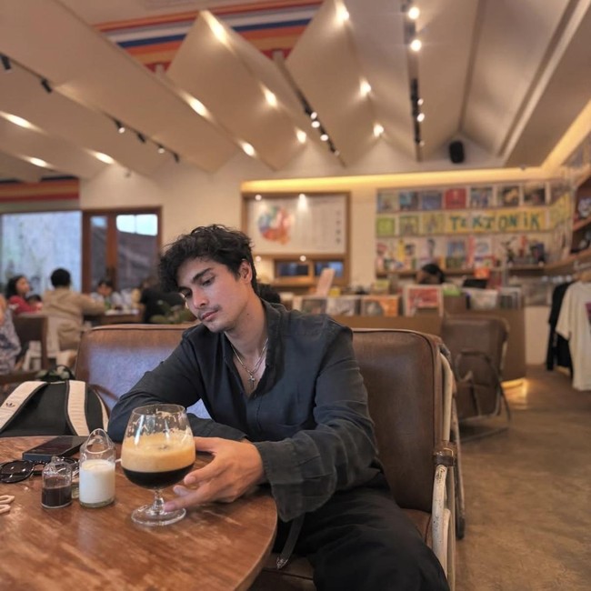 Momen Cinta Brian Asyik Masak Steak hingga Makan di Restoran