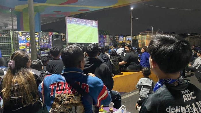 Nobar PSM Makassar Vs Persib Bandung di bawah flyover Pasupati Kota Bandung, Minggu (17/5/2026),