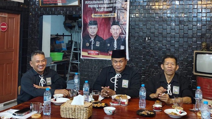 (Paling kiri) Sekretaris Perwapus PSHT Kalbar sekaligus Ketua Dewan Cabang Pontianak, Doso Waluyo. (Istimewa)