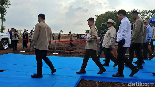 Presiden Prabowo Subianto menghadiri panen raya jagung serentak di Kabupaten Tuban, Jawa Timur, Sabtu (16/5/2026), yang disambut antusias para petani setempat.