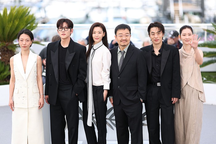 (Dari kiri ke kanan) Kim Shin-rok, Ji Chang-wook, Jun Ji-hyun, Yeon Sang-ho, Koo Kyo-hwan dan Shin Hyun-been berpose saat sesi foto 