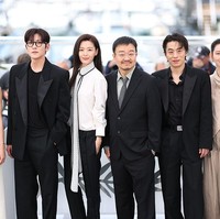 Dalam sesi photocall sehari sebelumnya, para artis Korea Selatan ini tampil dengan gaya smart casual. Kemaja, jas dan vest jadi andalan untuk tampilan lebih santai namun tetap elegan. Foto: WireImage/Daniele Venturelli