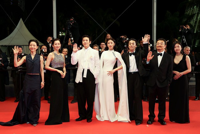 Geng ‘Colony’ kompak mengenakan busana elegan bernuansa hitam-putih, termasuk sang sutradara, Yeon Sang Ho. Foto: Getty Images/Hoda Davaine