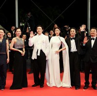Geng ‘Colony’ kompak mengenakan busana elegan bernuansa hitam-putih, termasuk sang sutradara, Yeon Sang Ho. Foto: Getty Images/Hoda Davaine