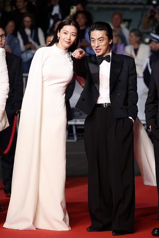 Jun Ji Hyun tampil bak goddess dalam balutan cape dress putih yang dipercantik aksen mawar silver di bagian dada. Foto: WireImage/Daniele Venturelli