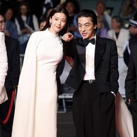 Jun Ji Hyun tampil bak goddess dalam balutan cape dress putih yang dipercantik aksen mawar silver di bagian dada. Foto: WireImage/Daniele Venturelli