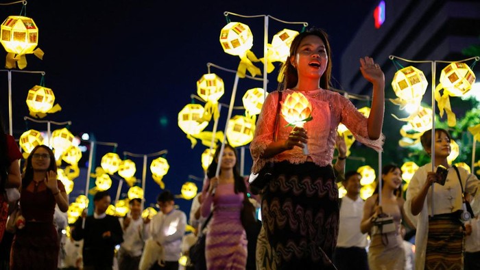 People use their mobile phones to record and take pictures as lanterns pass during a Lotus Lantern parade ahead of Vesak Day, the birthday of Buddha, in Seoul, South Korea, May 16, 2026. REUTERS/Kim Soo-hyeon