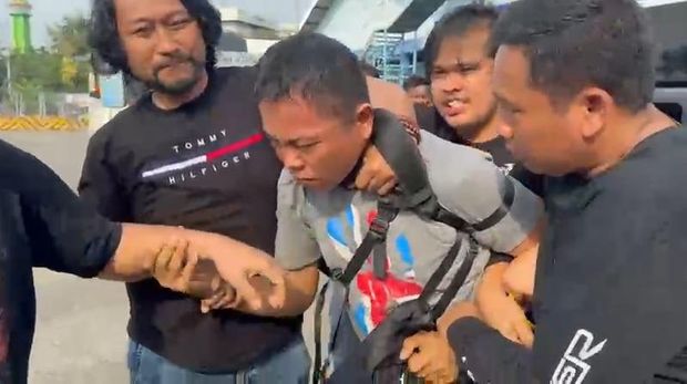 Pelaku penyekapan dan pemerkosaan mahasiswi di Makassar saat ditangkap di Pelabuhan Tanjung Perak Surabaya. Pelaku penyekapan dan pemerkosaan mahasiswi di Makassar saat ditangkap di Pelabuhan Tanjung Perak Surabaya.
