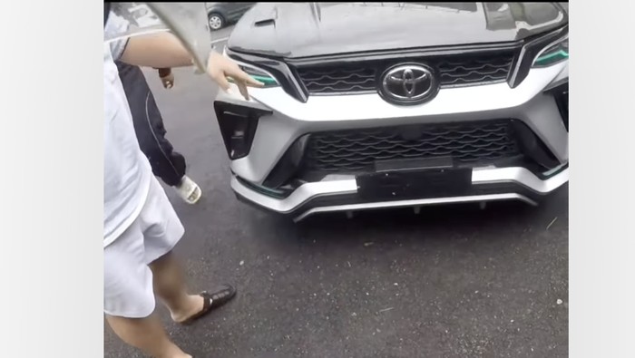 Pengendara Fortuner ditilang karena tak pakai pelat nomor depan, alasannya jatuh-jatuhan