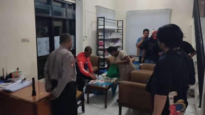 Petugas kepolisian menemui perempuan bernama Fitriyah di kantor Kelurahan Wonokoyo, Kota Malang, usai diamankan warga karena diduga sebagai pelaku penculikan anak. Polisi memastikan perempuan tersebut merupakan ODGJ.