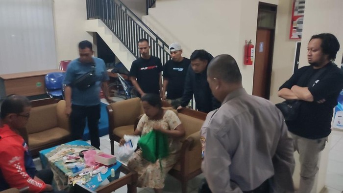 Petugas kepolisian menemui perempuan bernama Fitriyah di kantor Kelurahan Wonokoyo, Kota Malang, usai diamankan warga karena diduga sebagai pelaku penculikan anak. Polisi memastikan perempuan tersebut merupakan ODGJ.