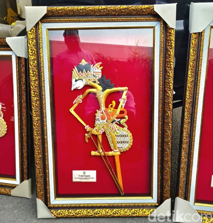 Perajin wayang timplong asal Desa Sambirejo, Kecamatan Tanjunganom, Nganjuk, Sulianto (60), menunjukkan hasil karya wayang kayu buatannya yang telah ditekuni selama empat dekade.