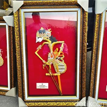 Perajin wayang timplong asal Desa Sambirejo, Kecamatan Tanjunganom, Nganjuk, Sulianto (60), menunjukkan hasil karya wayang kayu buatannya yang telah ditekuni selama empat dekade.