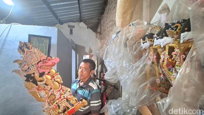 Perajin wayang timplong asal Desa Sambirejo, Kecamatan Tanjunganom, Nganjuk, Sulianto (60), menunjukkan hasil karya wayang kayu buatannya yang telah ditekuni selama empat dekade.
