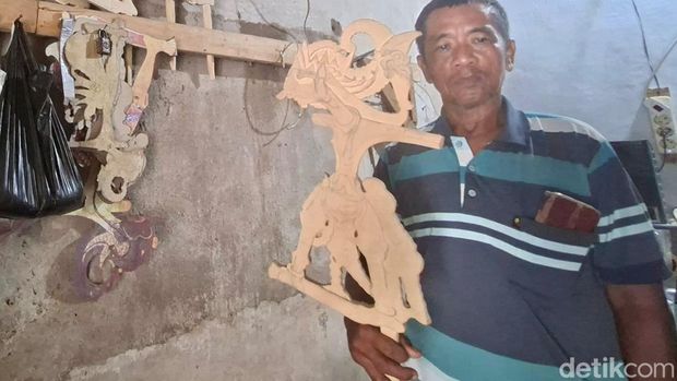 Perajin wayang timplong asli Nganjuk Perajin wayang timplong asal Desa Sambirejo, Kecamatan Tanjunganom, Nganjuk, Sulianto (60), menunjukkan hasil karya wayang kayu buatannya yang telah ditekuni selama empat dekade.