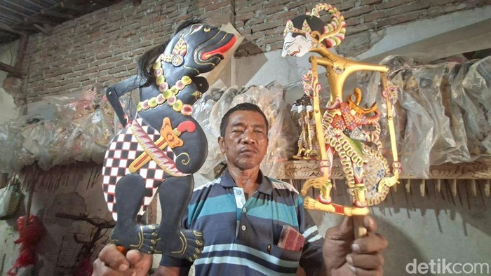 Perajin wayang timplong asal Desa Sambirejo, Kecamatan Tanjunganom, Nganjuk, Sulianto (60), menunjukkan hasil karya wayang kayu buatannya yang telah ditekuni selama empat dekade.