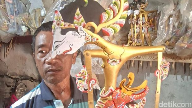 Perajin wayang timplong asli Nganjuk Perajin wayang timplong asal Desa Sambirejo, Kecamatan Tanjunganom, Nganjuk, Sulianto (60), menunjukkan hasil karya wayang kayu buatannya yang telah ditekuni selama empat dekade.