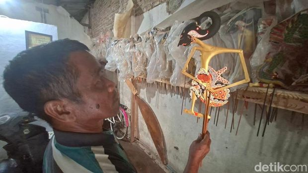 Perajin wayang timplong asli Nganjuk Perajin wayang timplong asal Desa Sambirejo, Kecamatan Tanjunganom, Nganjuk, Sulianto (60), menunjukkan hasil karya wayang kayu buatannya yang telah ditekuni selama empat dekade.