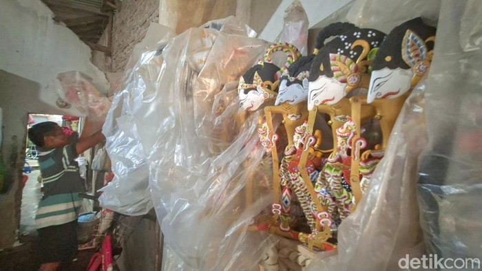 Perajin wayang timplong asal Desa Sambirejo, Kecamatan Tanjunganom, Nganjuk, Sulianto (60), menunjukkan hasil karya wayang kayu buatannya yang telah ditekuni selama empat dekade.