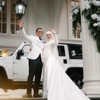 Penataan hijab oleh @suciaurelias sengaja dibuat minimalis tanpa banyak lilitan agar keindahan payet pada gaun dan veil-nya tetap menjadi pusat perhatian. Bagian veil pada robe terdapat inisial Dhani dan Nada yang cantik dari @ziabrides. Foto: Dok. Instagram @thepotomoto.