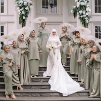Berdiri di antara para pengiringnya sesama desainer Modinity Group, hijab putih bersih Indah Nada Puspita tampil kontras dan menjadi pusat perhatian utama. Gaya hijabnya yang modern dan timeless berpadu serasi dengan keselarasan warna hijau sage dari seragam para bridesmaids. Foto: Dok. Instagram @thepotomoto.