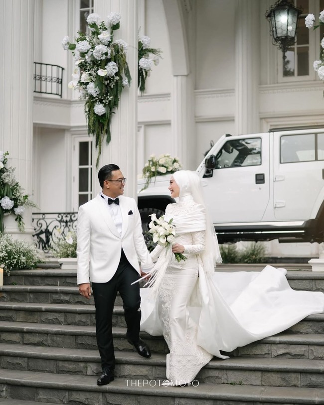 Kabar bahagia datang dari Indah Nada Puspita yang resmi menggelar resepsi pernikahan dengan Chief Operating Officer (COO) BAIC Indonesia, Dhani Yahya, di The Manor Andara, Jakarta Selatan pada Jumat (16/5/2026). Foto: Dok. Instagram @thepotomoto.