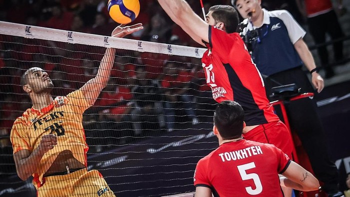 Pertandingan sengit antara Foolad Sirjan Iranian dengan JTEKT Stings Aichi memperebutkan tiket final AVC Men’s Volleyball Champions League 2026 di GOR Terpadu Ahmad Yani, Pontianak, Sabtu (16/5/2026) malam. (Dok. AVC)