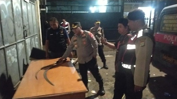 Polisi berhasil membubarkan sekelompok remaja yang hendak tawuran di Kebon Jeruk, Jakarta Barat (Jakbar)