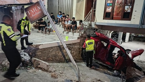 Polisi melakukan olah TKP kecelakaan tunggal yang menewaskan seorang perempuan di Kelurahan Oesapa Barat, Kecamatan Kelapa Lima, Kota Kupang, NTT, Minggu (17/5/2026). (Dok. Polresta Kupang Kota).