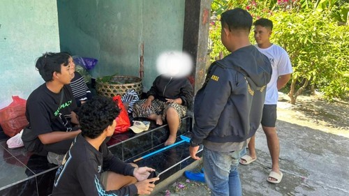 Polisi menangkap perempuan berinisial WDS lantaran diduga mencuri bokor perak dan sejumlah perlengkapan upacara adat di Nusa Penida, Klungkung, Bali, Minggu (17/5/2026). (Foto: Dok. Polsek Nusa Penida)