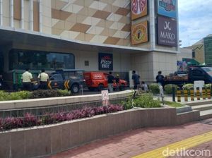 Video 5 Karyawan Terjebak Kebakaran Mal di Manado, 1 Tewas