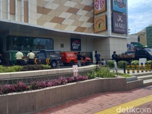 Video 5 Karyawan Terjebak Kebakaran Mal di Manado, 1 Tewas