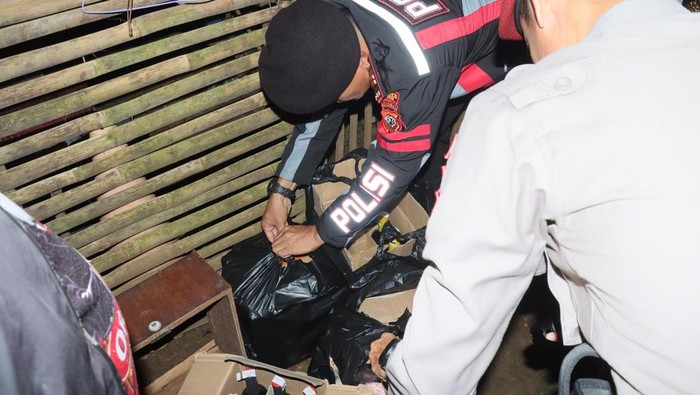 Polisi menyita ratusan botol miras saat razia di Ciamis.