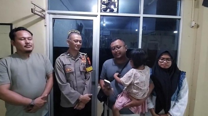 Polisi menindaklanjuti laporan kehilangan handphone milik warga di kawasan kolong Flyover Jalan Jatibaru Raya, Cideng, Gambir, Jakarta Pusat. (dok istimewa)