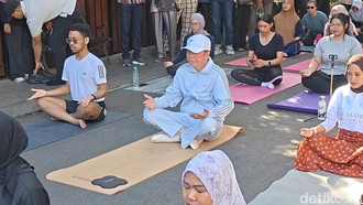 Healing Dekat-dekat Aja, Jokowi Ikut Yoga di Depan Rumah