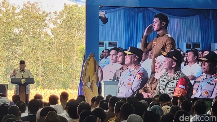 Presiden Prabowo menyapa Bupati Tuban saat panen raya