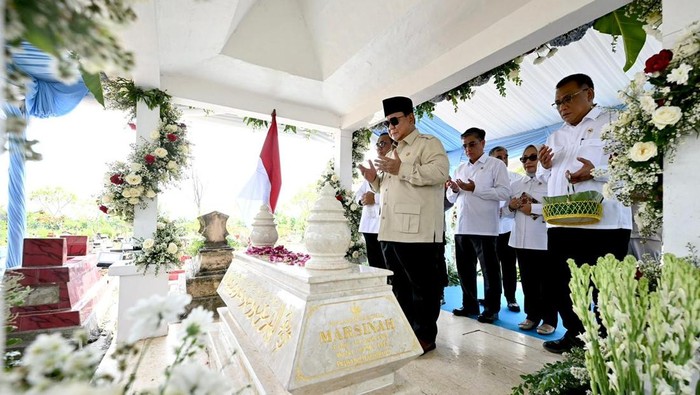Presiden Prabowo Subianto berziarah ke makam aktivis buruh yang juga pahlawan nasional, Marsinah, dalam kunjungan kerjanya ke Kabupaten Nganjuk, Jawa Timur. (Foto: Cahyo/Biro Pers, Media, dan Informasi Sekretariat Presiden)