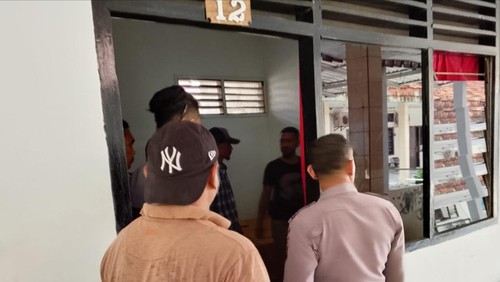 Polisi olah TKP pria yang tewas mendadak di dalam kamar hotel di Kota Bima, NTB pada Minggu (17/5/2025). (Dok. Polres Bima Kota)
