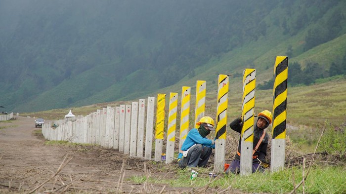Foto udara progres penataan Jalur Lingkar Kaldera Tengger di kawasan Taman Nasional Bromo Tengger Semeru (TNBTS), Malang, Jawa Timur, Minggu (17/5/2026). Hingga awal Mei 2026, pembangunan di kawasan Kaldera Tengger untuk standardisasi keamanan serta meningkatkan kenyamanan bagi wisatawan tersebut telah mencapai pembersihan lahan seluas lebih dari 21.000 meter persegi serta pemasangan sekitar 750 patok pembatas kawasan yang ditargetkan selesai pada Oktober 2026. ANTARA FOTO/Irfan Sumanjaya/YU