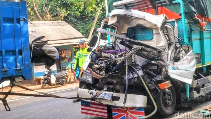 Proses penanganan truk yang terlibat laka di Situbondo