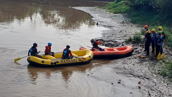 Proses pencarian lansia yang hilang di Sungai Cikapundung, Kota Bandung