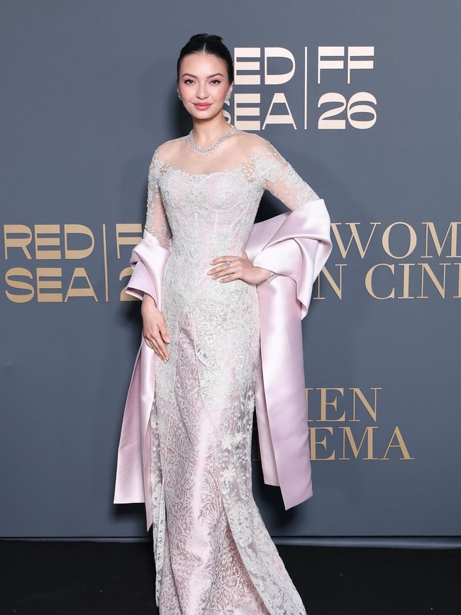 Siluet pas badan membuat penampilan Raline terlihat semakin ramping dan jenjang. Detail rok panjang dengan motif senada menghadirkan aura glamor. Foto: Instagram/@ralineshah