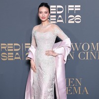Siluet pas badan membuat penampilan Raline terlihat semakin ramping dan jenjang. Detail rok panjang dengan motif senada menghadirkan aura glamor. Foto: Instagram/@ralineshah