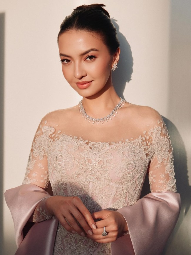 Raline melengkapi gayanya dengan set perhiasan berlian dari Chopard. Kalung berlian berdesain klasik dipadukan dengan anting dan cincin bernuansa serupa, membuat tampilannya semakin mewah. Foto: Instagram/@ralineshah